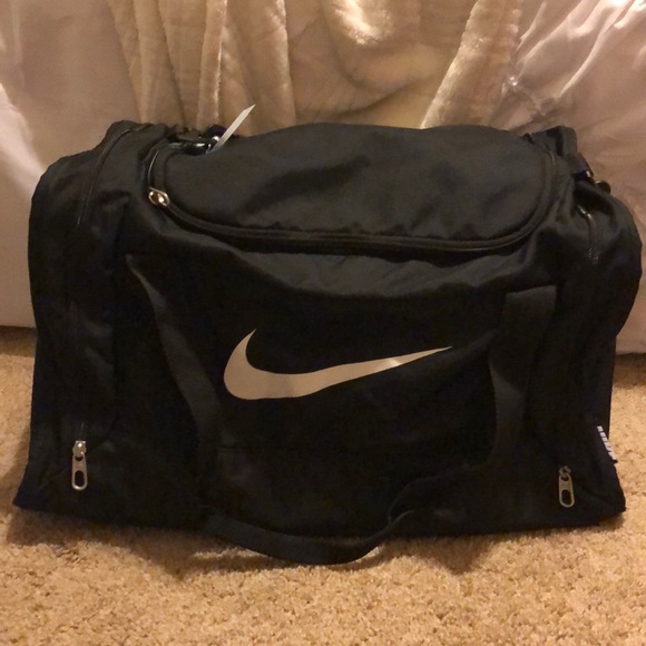 nike brasilia large sports holdall